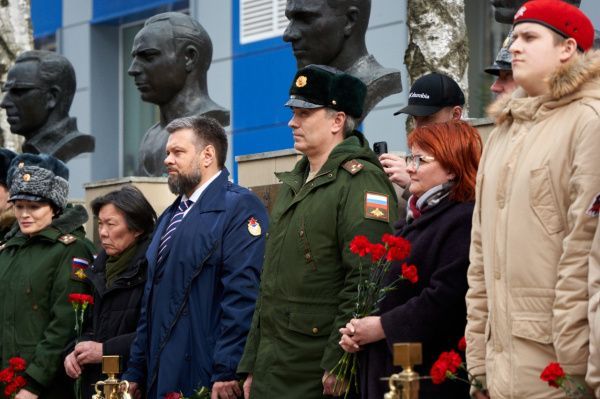 Возложение цветов к бюсту Вячеслава Лемешева на аллее спортивной славы ЦСКА 