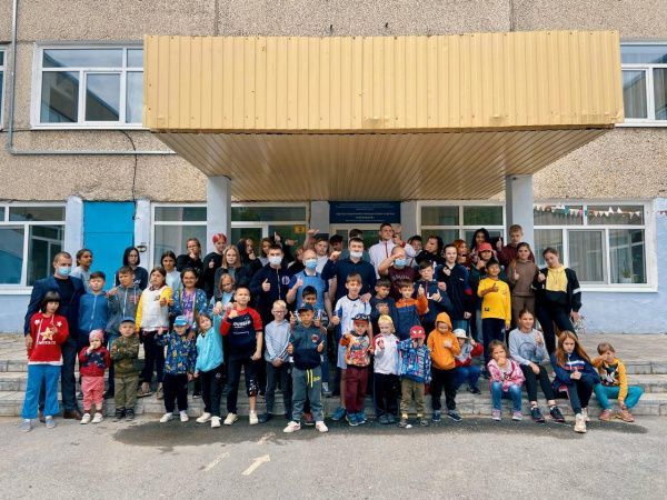 Алексей Тищенко, Александр Беспутин, Гайдарбек Гайдарбеков, Виталий Дунайцев провели зарядку для воспитанников центра социальной помощи семьям и детям «Каравелла»