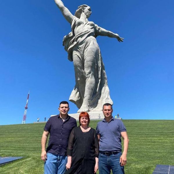 Возложение цветов на Мамаевом кургане в Волгограде