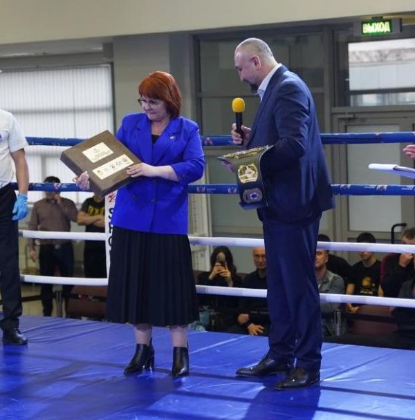 Татьяна Кириенко вручила памятный подарок Александру Лебзяку в честь его Дня рождения