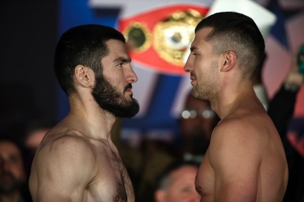 Бетербиев и Гвоздик прошли процедуру взвешивания перед боем