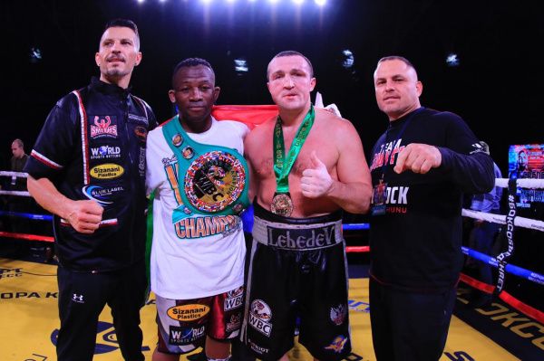 Россиянин Денис Лебедев в Красноярске проиграл Табисо Мчуну в бою за пояс WBC Silver