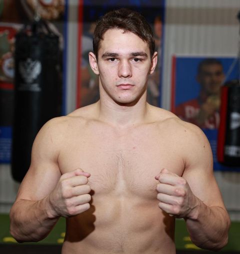 Марк Петровский успешно дебютировал на профессиональном ринге