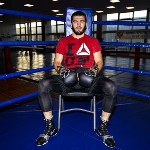 Артур Бетербиев: перенос боя с Дайнесом делает подготовку морально тяжелее, но мы со всем справимся 