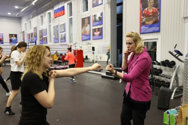 Когда красота – в силе: блогеры и боксеры провели урок самообороны для девушек в преддверии 8 марта