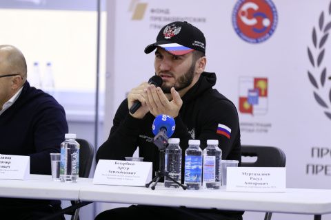 Артур Бетербиев в Сочи провел встречу с болельщиками