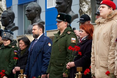 Возложение цветов к бюсту Вячеслава Лемешева на аллее спортивной славы ЦСКА 