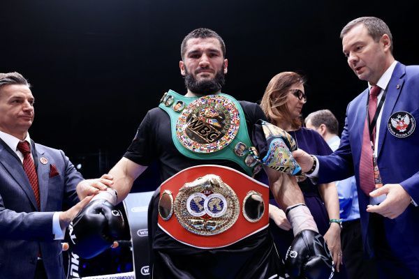 Артур Бетербиев в Москве победил Адама Дайнеса и защитил чемпионские титулы WBC и IBF 