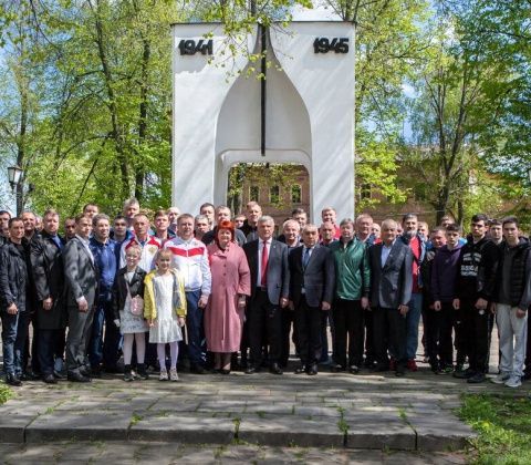 Возложение цветов к Вечному огню в Суздале 