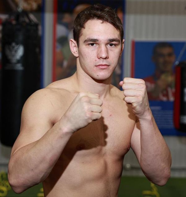 Марк Петровский прошёл процедуру взвешивания накануне дебюта по профессионалам