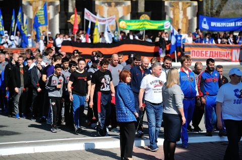 В Оренбурге участники первенства России по боксу среди юниоров 17-18 лет возложили цветы к мемориалу «Вечный огонь»