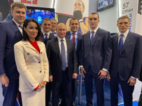 Президент Российской Федерации Владимир Путин посетил стенд Федерации бокса России на форуме «Россия — спортивная держава»