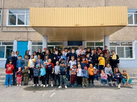 Алексей Тищенко, Александр Беспутин, Гайдарбек Гайдарбеков, Виталий Дунайцев провели зарядку для воспитанников центра социальной помощи семьям и детям «Каравелла»