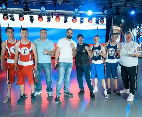 Умар Кремлёв и боксёры-чемпионы поучаствовали во флешмобе в преддверии встречи глав России и Америки