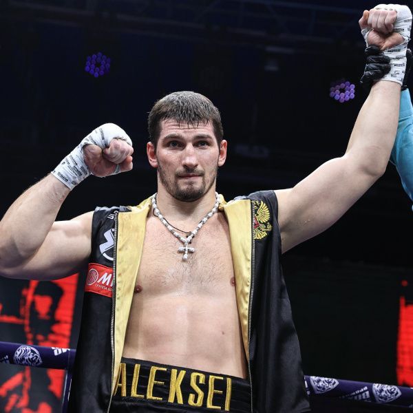 Алексей Папин в Омске досрочно победил Дилана Прашовича