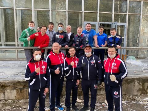 Боксеры Удмуртии помогли переоборудовать больницу для приема больных коронавирусной инфекцией